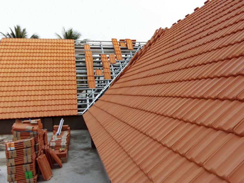 Ngói màu đất nung truyền thống là vật liệu lợp nhà được đánh gia cao nhờ độ bền màu cao