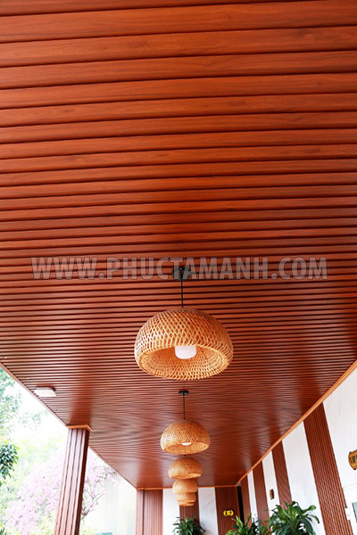 Tấm nhựa PVC ốp trần giả gỗ